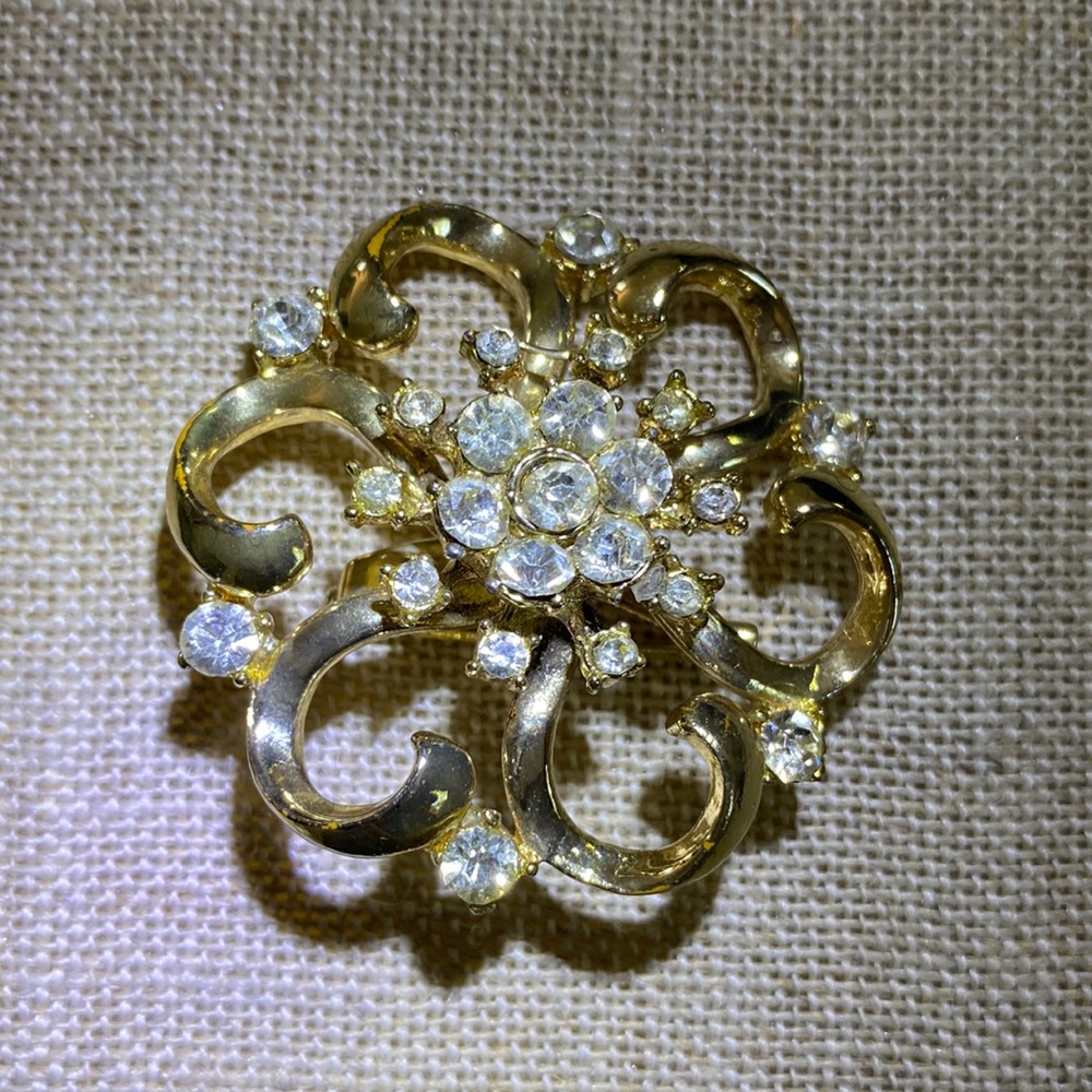 VINTAGE CORO Signed Gold & Rhinestone round pin brooch